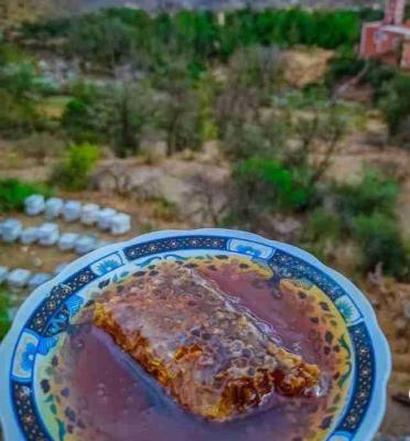 السلام عليكم متوفر العسل الحر